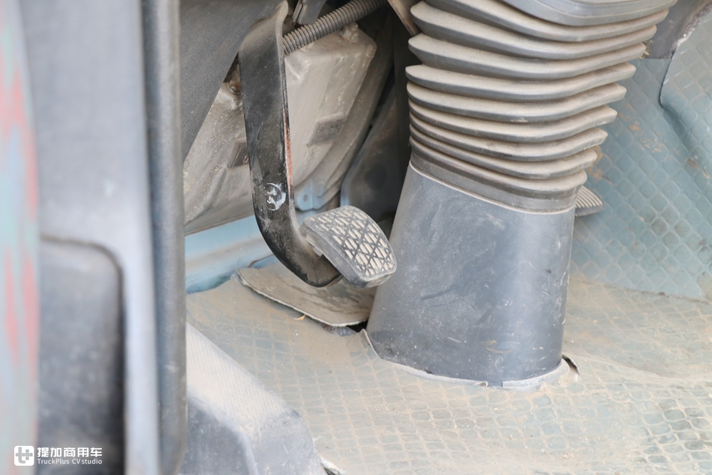 20年前这辆卡车就是自动挡,实拍奔驰第一代阿克托斯牵引车 - 第3张 - 提加商用车网 20年前这辆卡车就是自动挡,实拍奔驰第一代阿克托斯牵引车 - 第3张