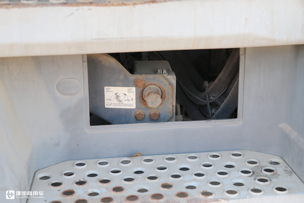 20年前这辆卡车就是自动挡,实拍奔驰第一代阿克托斯牵引车 - 第13张 - 提加商用车网 20年前这辆卡车就是自动挡,实拍奔驰第一代阿克托斯牵引车 - 第13张