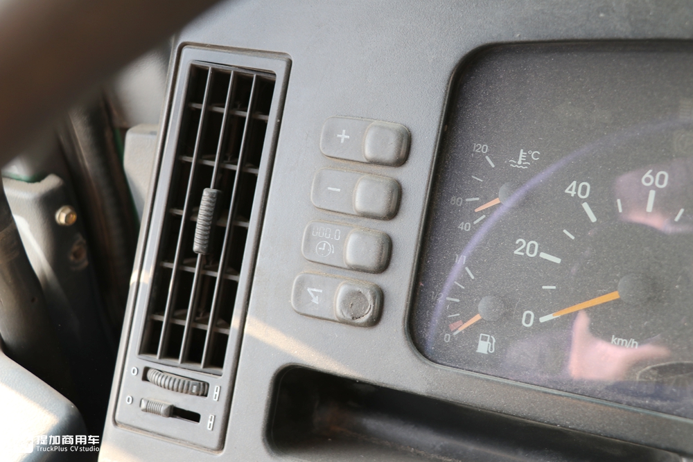 20年前这辆卡车就是自动挡,实拍奔驰第一代阿克托斯牵引车 - 第18张 - 提加商用车网 20年前这辆卡车就是自动挡,实拍奔驰第一代阿克托斯牵引车 - 第18张