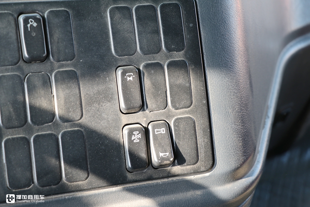 20年前这辆卡车就是自动挡,实拍奔驰第一代阿克托斯牵引车 - 第23张 - 提加商用车网 20年前这辆卡车就是自动挡,实拍奔驰第一代阿克托斯牵引车 - 第23张