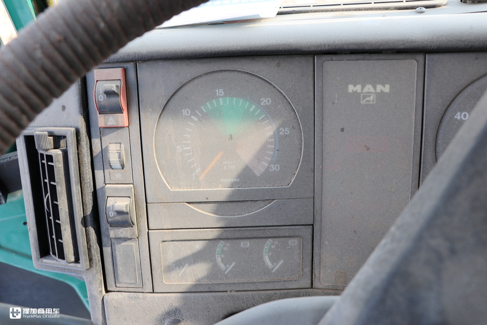 西北油田里最硬核卡车，上世纪90年代引进，曼LX90型越野卡车实拍 - 第11张