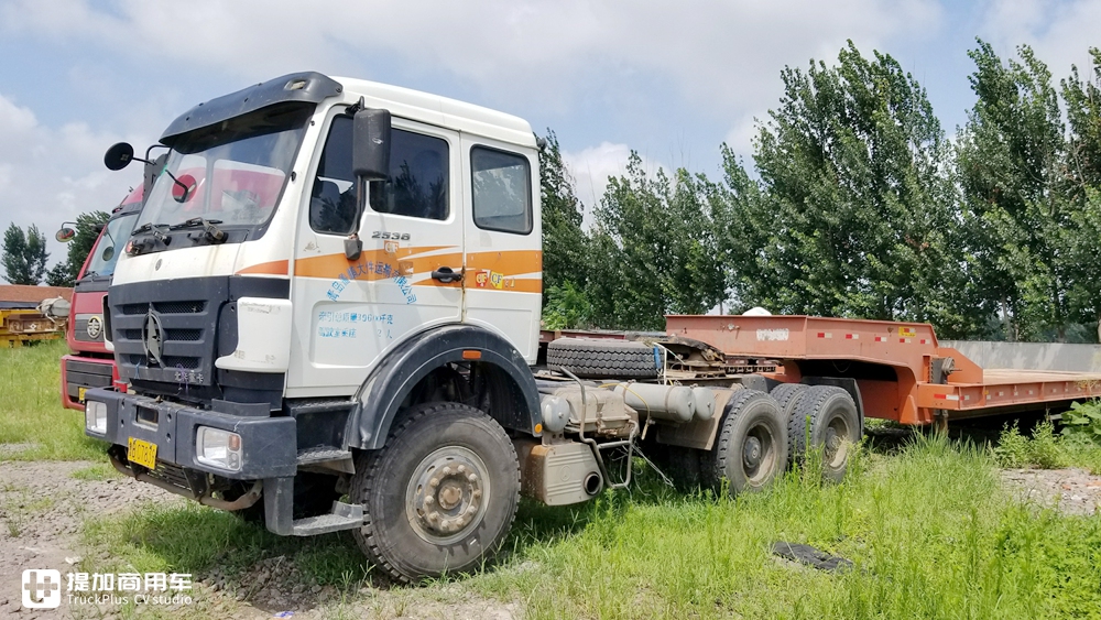 奔驰技术走进国内的第一批卡车，实拍在油田服役近20年的北奔卡车 - 第1张