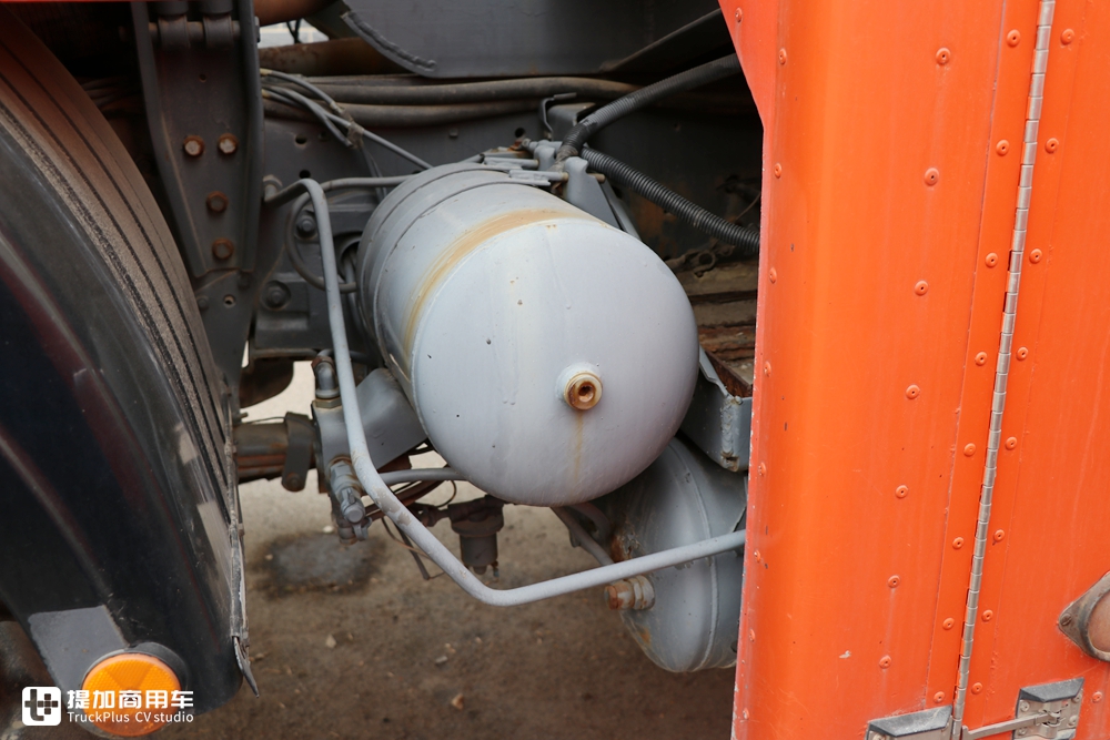 奔驰技术走进国内的第一批卡车,实拍在油田服役近20年的北奔卡车 - 第16张 - 提加商用车网 奔驰技术走进国内的第一批卡车,实拍在油田服役近20年的北奔卡车 - 第16张