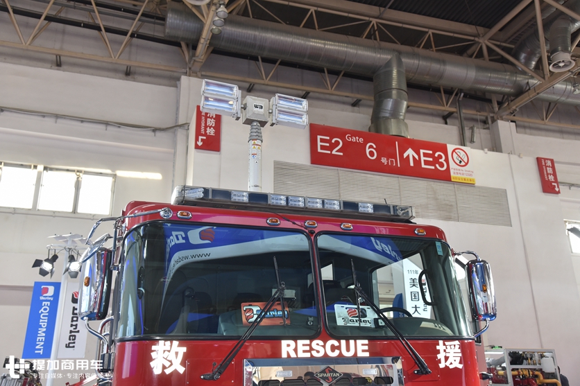 少见的美国大力消防车实拍，国内服役超过10年，现在看配置依然前沿 - 第4张