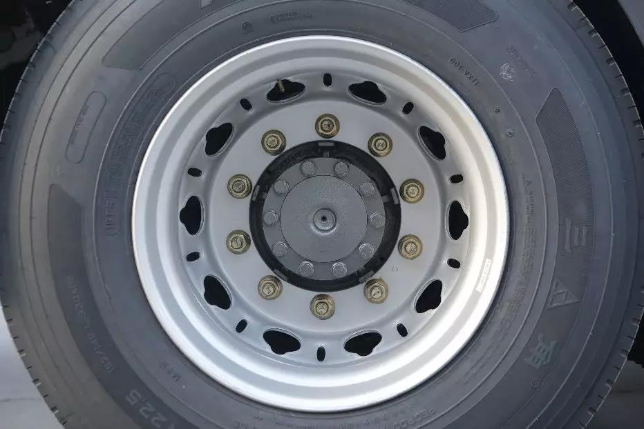 搭载潍柴 焕然新生丨豪沃TX7 6x4牵引车“潍”你而来 - 第8张