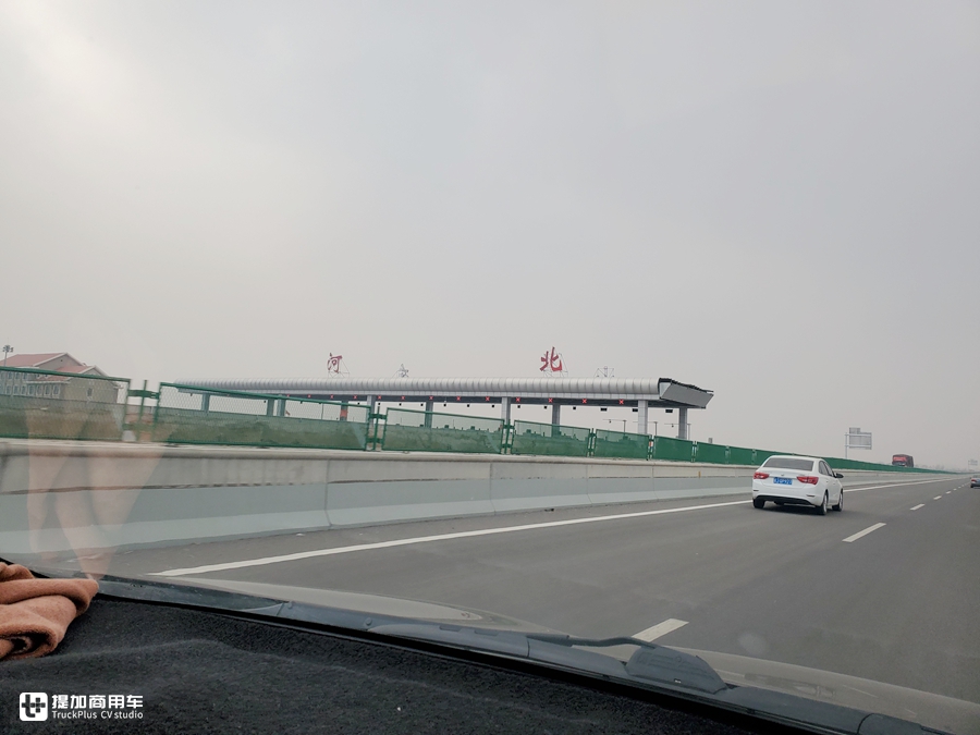 保定拆车圣地游记，好多老旧进口卡车，听说现在拆零件都值不少钱 - 第1张