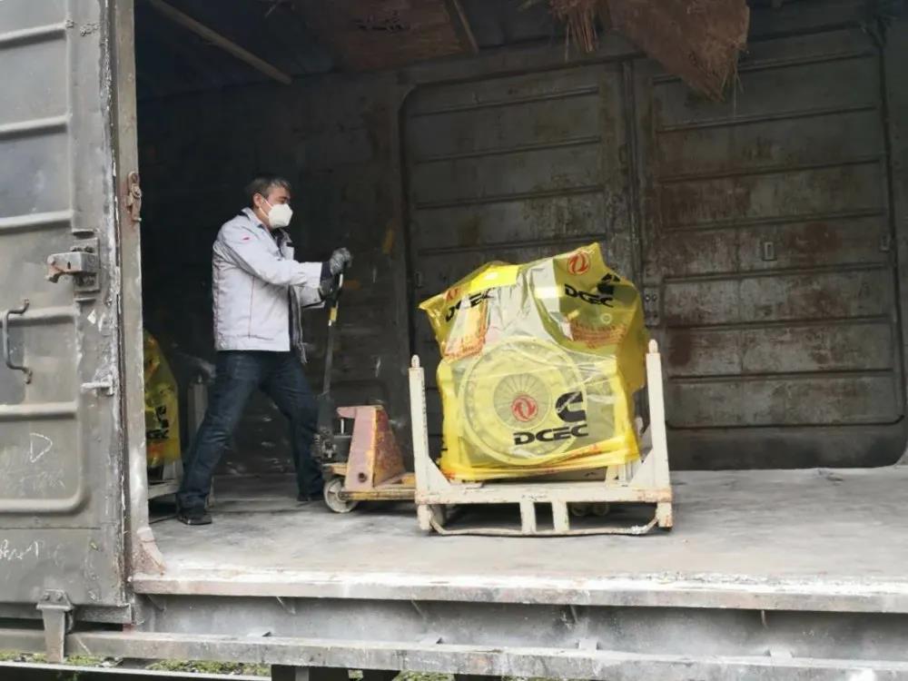 防疫车辆生产进行时，东风商用车、物流公司合力完成152台发动机交付 - 第2张