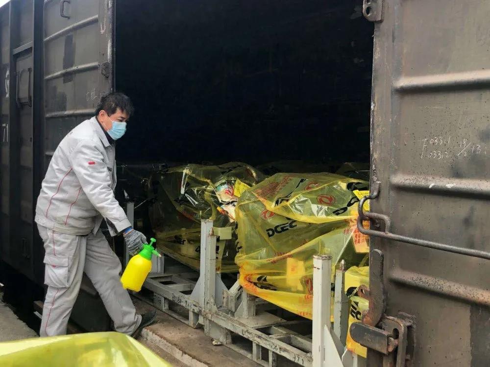 防疫车辆生产进行时，东风商用车、物流公司合力完成152台发动机交付 - 第3张