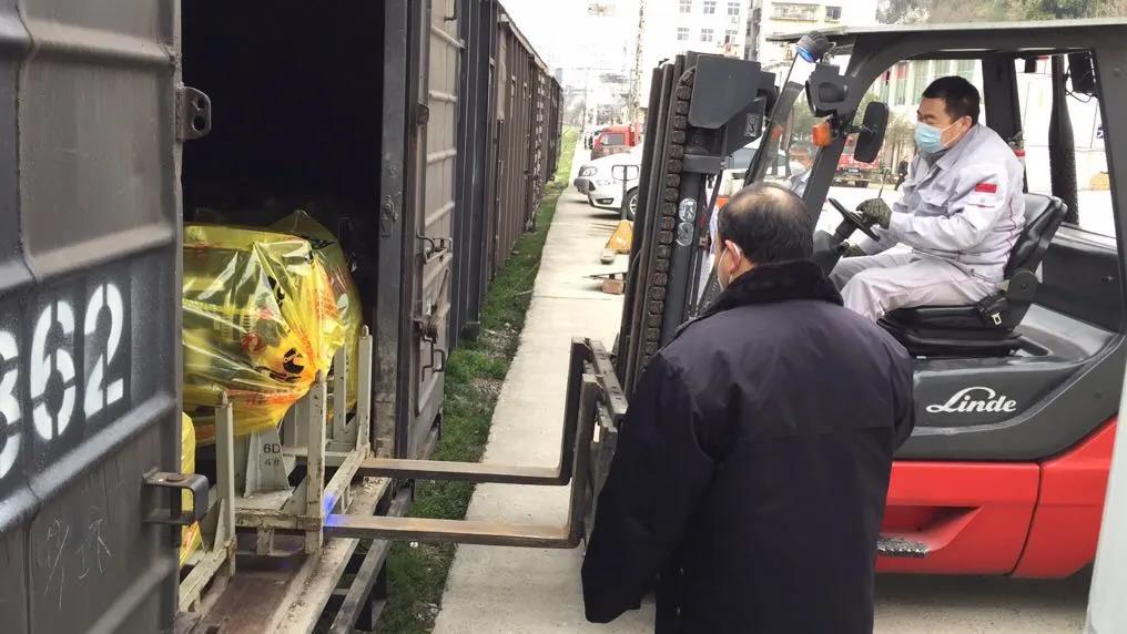 防疫车辆生产进行时，东风商用车、物流公司合力完成152台发动机交付 - 第1张