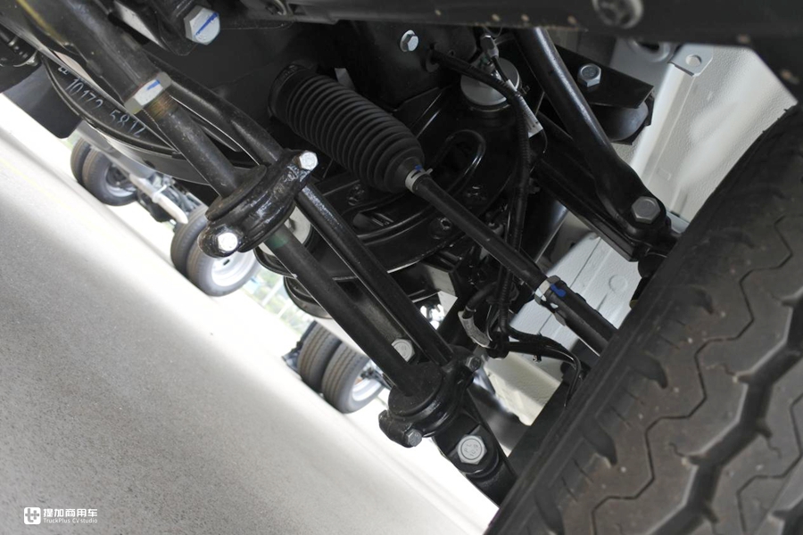 大额头双床铺,6米车身也配双拓展,带您见识一款C本就能开的豪华房车 - 第3张 - 提加商用车网 大额头双床铺,6米车身也配双拓展,带您见识一款C本就能开的豪华房车 - 第3张