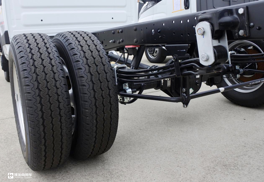 大额头双床铺,6米车身也配双拓展,带您见识一款C本就能开的豪华房车 - 第4张 - 提加商用车网 大额头双床铺,6米车身也配双拓展,带您见识一款C本就能开的豪华房车 - 第4张