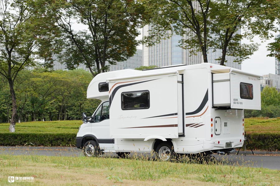 大额头双床铺,6米车身也配双拓展,带您见识一款C本就能开的豪华房车 - 第7张 - 提加商用车网 大额头双床铺,6米车身也配双拓展,带您见识一款C本就能开的豪华房车 - 第7张