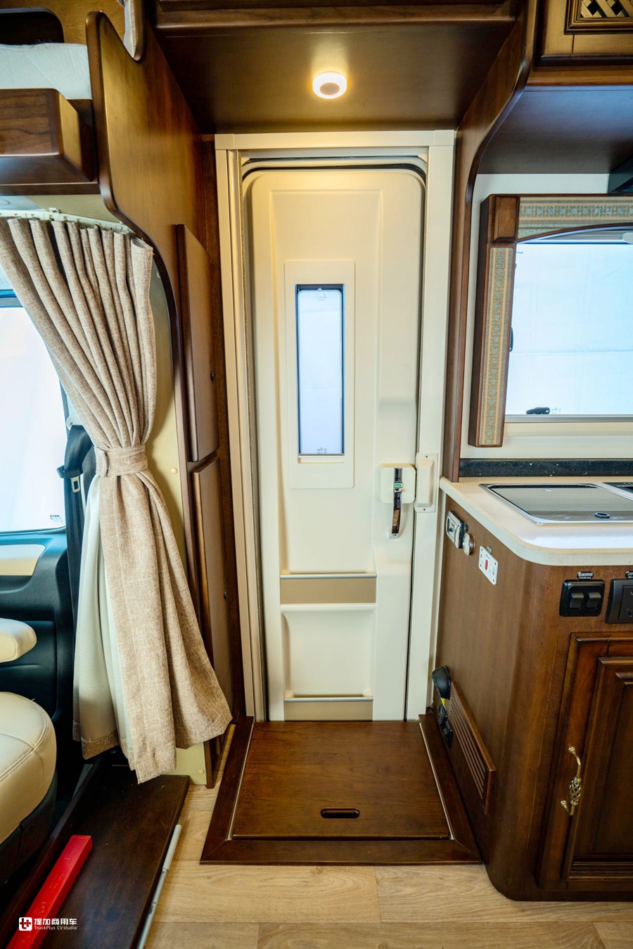 大额头双床铺,6米车身也配双拓展,带您见识一款C本就能开的豪华房车 - 第9张 - 提加商用车网 大额头双床铺,6米车身也配双拓展,带您见识一款C本就能开的豪华房车 - 第9张