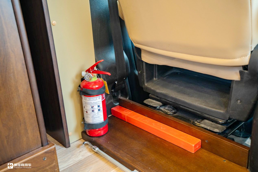 大额头双床铺,6米车身也配双拓展,带您见识一款C本就能开的豪华房车 - 第13张 - 提加商用车网 大额头双床铺,6米车身也配双拓展,带您见识一款C本就能开的豪华房车 - 第13张