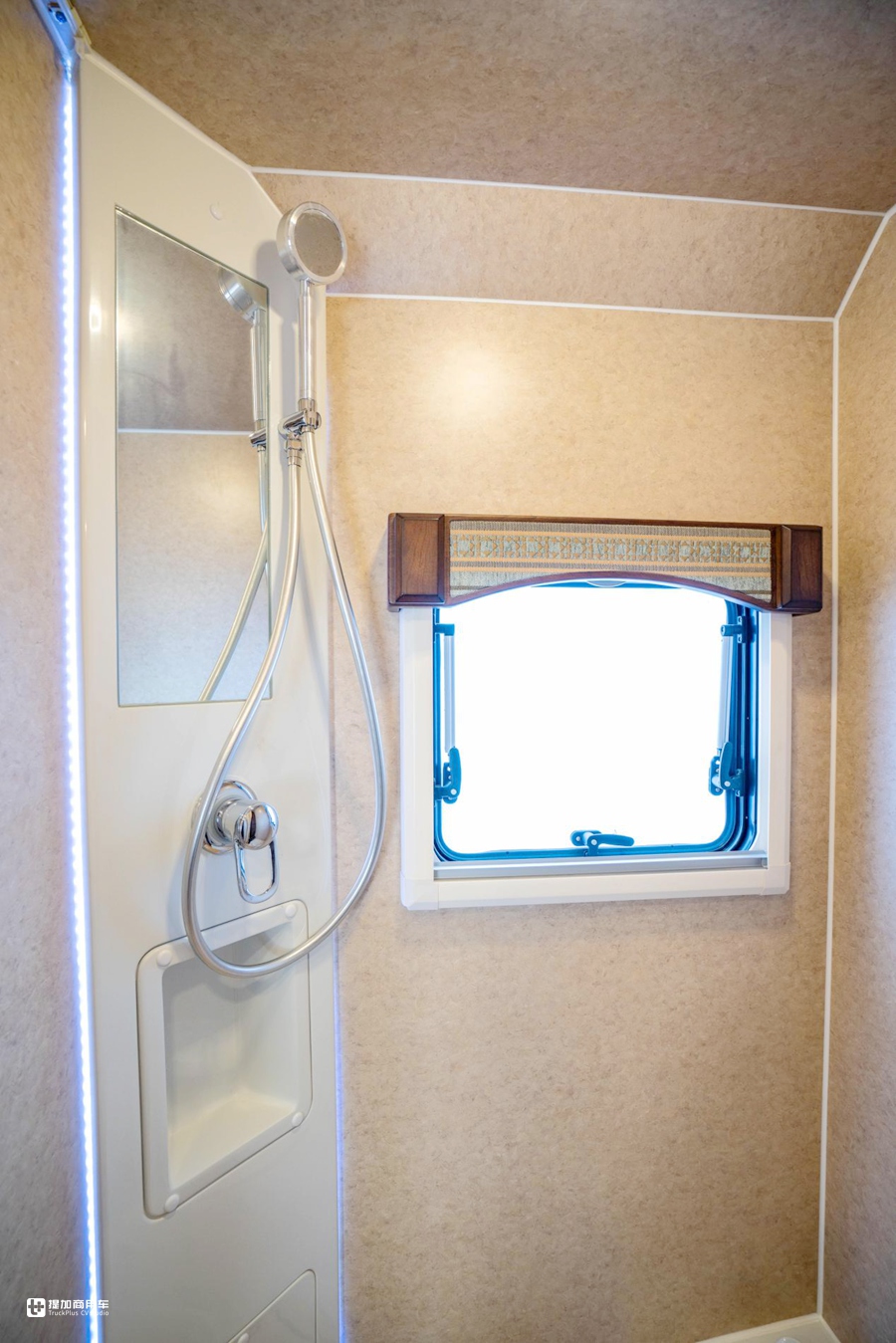 大额头双床铺,6米车身也配双拓展,带您见识一款C本就能开的豪华房车 - 第23张 - 提加商用车网 大额头双床铺,6米车身也配双拓展,带您见识一款C本就能开的豪华房车 - 第23张