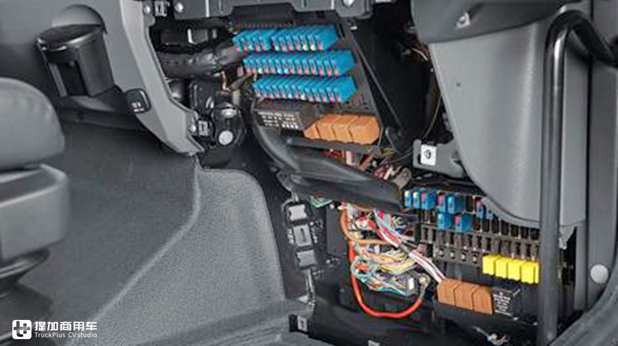 奔驰赛托斯越野房车实拍,也是全地形探险车,骨灰级车友别错过 - 第6张 - 提加商用车网 奔驰赛托斯越野房车实拍,也是全地形探险车,骨灰级车友别错过 - 第6张