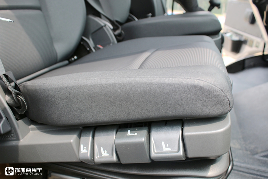 奔驰赛托斯越野房车实拍,也是全地形探险车,骨灰级车友别错过 - 第9张 - 提加商用车网 奔驰赛托斯越野房车实拍,也是全地形探险车,骨灰级车友别错过 - 第9张