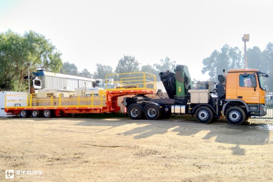 能牵引又可以随车吊,首台奔驰阿洛斯8X8随车吊牵引车来到国内啦 - 第4张 - 提加商用车网 能牵引又可以随车吊,首台奔驰阿洛斯8X8随车吊牵引车来到国内啦 - 第4张