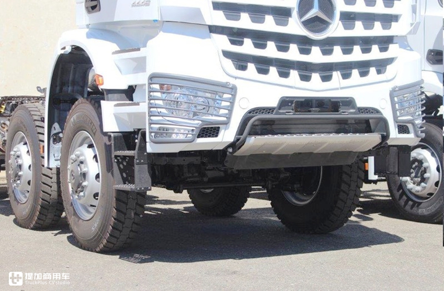 能牵引又可以随车吊,首台奔驰阿洛斯8X8随车吊牵引车来到国内啦 - 第9张 - 提加商用车网 能牵引又可以随车吊,首台奔驰阿洛斯8X8随车吊牵引车来到国内啦 - 第9张