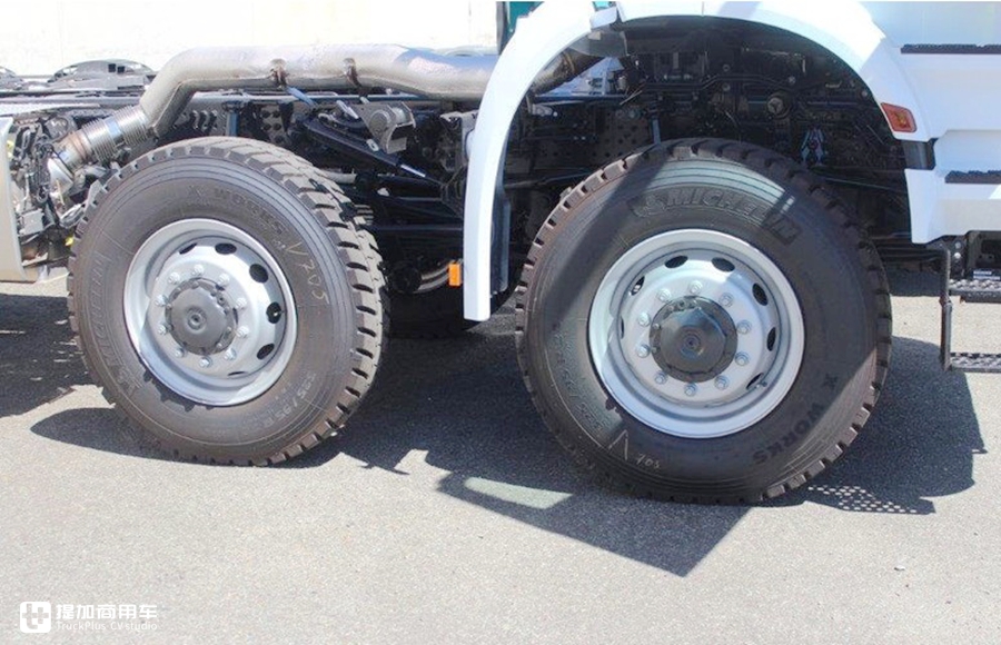 能牵引又可以随车吊,首台奔驰阿洛斯8X8随车吊牵引车来到国内啦 - 第15张 - 提加商用车网 能牵引又可以随车吊,首台奔驰阿洛斯8X8随车吊牵引车来到国内啦 - 第15张
