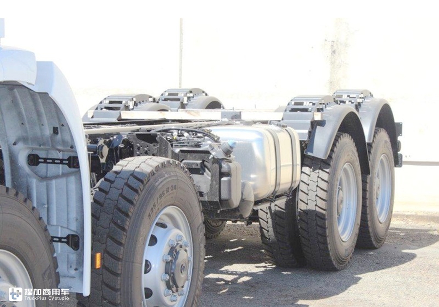 能牵引又可以随车吊,首台奔驰阿洛斯8X8随车吊牵引车来到国内啦 - 第17张 - 提加商用车网 能牵引又可以随车吊,首台奔驰阿洛斯8X8随车吊牵引车来到国内啦 - 第17张