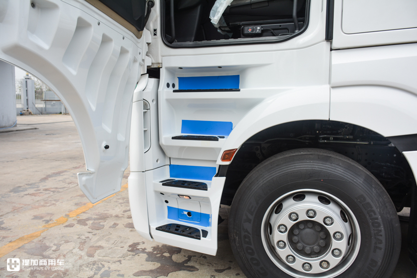 广州物流老板刚提的奔驰新款卡车,配置到底怎么样,我们带你好好看看 - 第7张 - 提加商用车网 广州物流老板刚提的奔驰新款卡车,配置到底怎么样,我们带你好好看看 - 第7张
