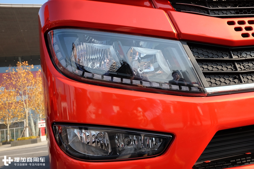 外观内饰都有改进,安全配置大升级,2.0版青岛解放悍V牵引车实拍 - 第3张 - 提加商用车网 外观内饰都有改进,安全配置大升级,2.0版青岛解放悍V牵引车实拍 - 第3张