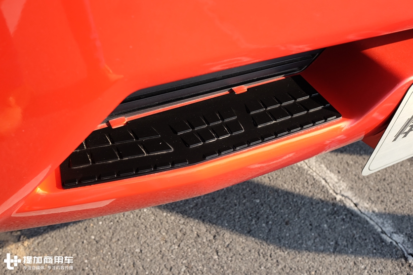 外观内饰都有改进,安全配置大升级,2.0版青岛解放悍V牵引车实拍 - 第4张 - 提加商用车网 外观内饰都有改进,安全配置大升级,2.0版青岛解放悍V牵引车实拍 - 第4张