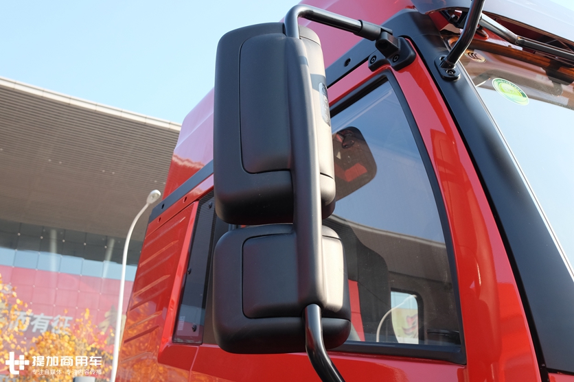 外观内饰都有改进,安全配置大升级,2.0版青岛解放悍V牵引车实拍 - 第5张 - 提加商用车网 外观内饰都有改进,安全配置大升级,2.0版青岛解放悍V牵引车实拍 - 第5张