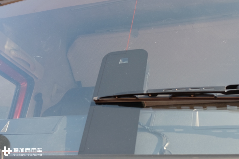 外观内饰都有改进,安全配置大升级,2.0版青岛解放悍V牵引车实拍 - 第6张 - 提加商用车网 外观内饰都有改进,安全配置大升级,2.0版青岛解放悍V牵引车实拍 - 第6张