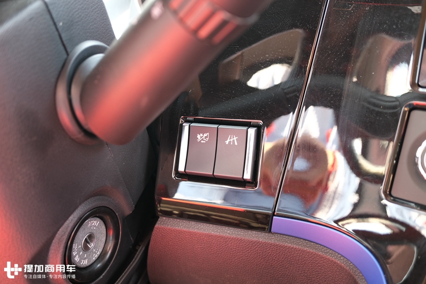 外观内饰都有改进,安全配置大升级,2.0版青岛解放悍V牵引车实拍 - 第7张 - 提加商用车网 外观内饰都有改进,安全配置大升级,2.0版青岛解放悍V牵引车实拍 - 第7张