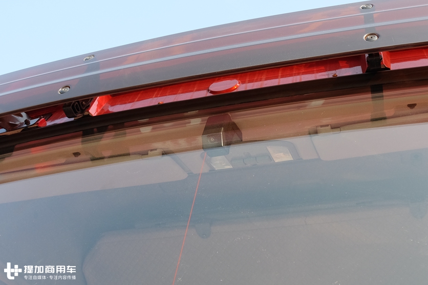 外观内饰都有改进,安全配置大升级,2.0版青岛解放悍V牵引车实拍 - 第8张 - 提加商用车网 外观内饰都有改进,安全配置大升级,2.0版青岛解放悍V牵引车实拍 - 第8张