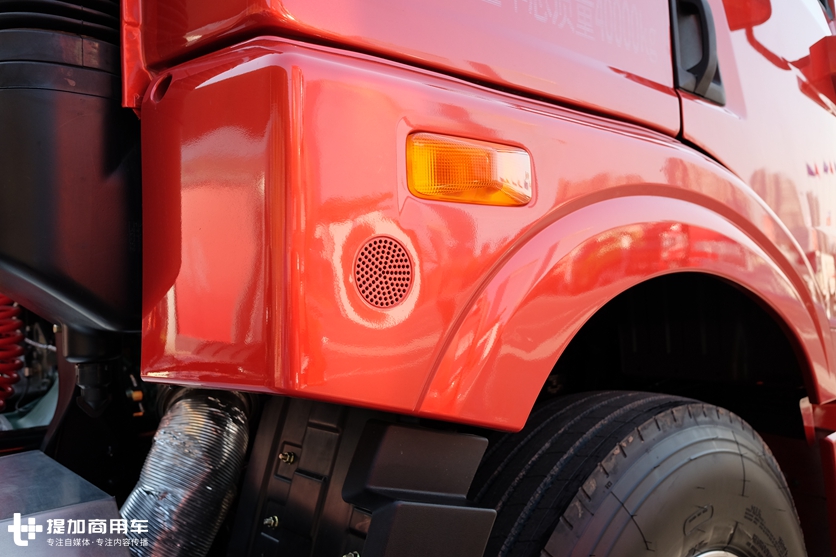 外观内饰都有改进,安全配置大升级,2.0版青岛解放悍V牵引车实拍 - 第9张 - 提加商用车网 外观内饰都有改进,安全配置大升级,2.0版青岛解放悍V牵引车实拍 - 第9张