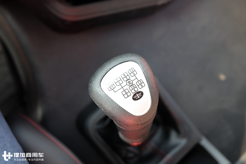 外观内饰都有改进,安全配置大升级,2.0版青岛解放悍V牵引车实拍 - 第11张 - 提加商用车网 外观内饰都有改进,安全配置大升级,2.0版青岛解放悍V牵引车实拍 - 第11张