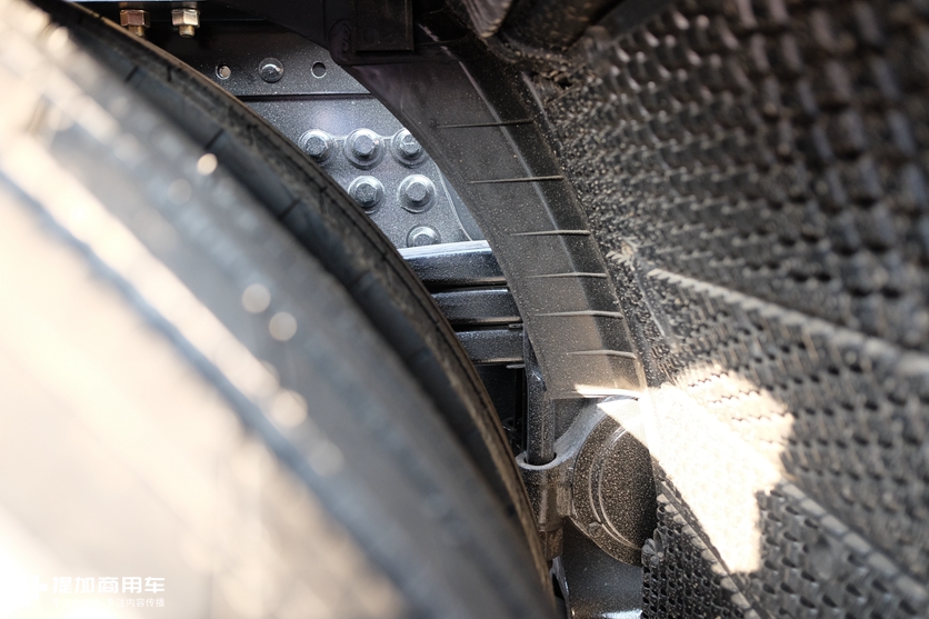 外观内饰都有改进,安全配置大升级,2.0版青岛解放悍V牵引车实拍 - 第14张 - 提加商用车网 外观内饰都有改进,安全配置大升级,2.0版青岛解放悍V牵引车实拍 - 第14张