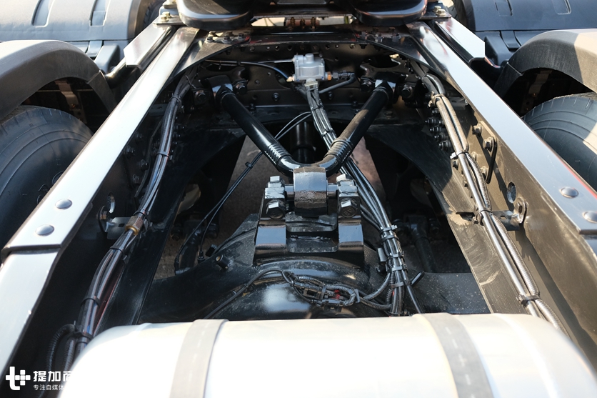 外观内饰都有改进,安全配置大升级,2.0版青岛解放悍V牵引车实拍 - 第15张 - 提加商用车网 外观内饰都有改进,安全配置大升级,2.0版青岛解放悍V牵引车实拍 - 第15张