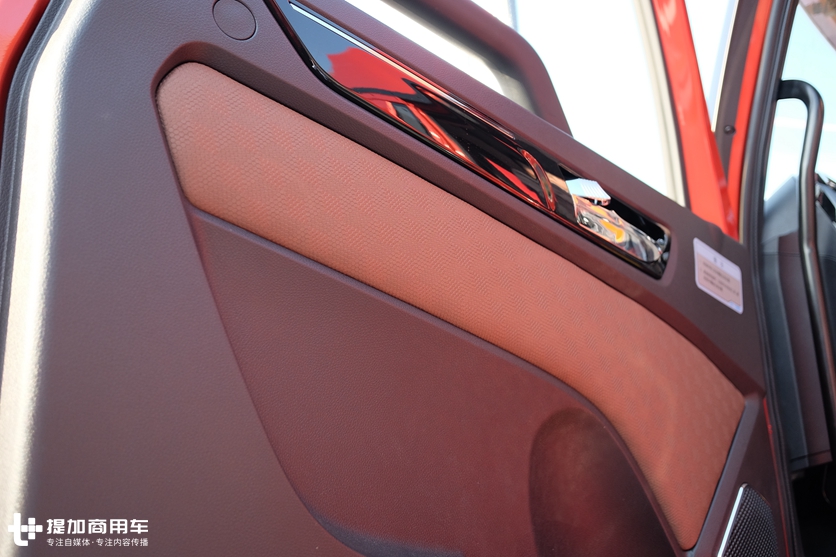 外观内饰都有改进,安全配置大升级,2.0版青岛解放悍V牵引车实拍 - 第16张 - 提加商用车网 外观内饰都有改进,安全配置大升级,2.0版青岛解放悍V牵引车实拍 - 第16张