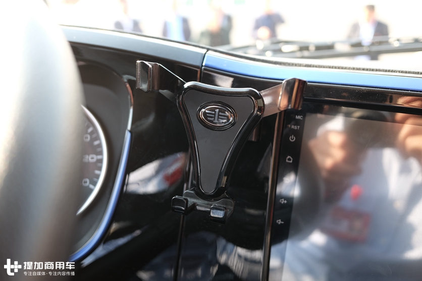 外观内饰都有改进,安全配置大升级,2.0版青岛解放悍V牵引车实拍 - 第19张 - 提加商用车网 外观内饰都有改进,安全配置大升级,2.0版青岛解放悍V牵引车实拍 - 第19张