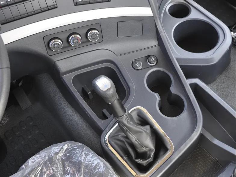 德龙新M3000随车起重运输车,您的货物吊装专家 - 第2张 - 提加商用车网 德龙新M3000随车起重运输车,您的货物吊装专家 - 第2张