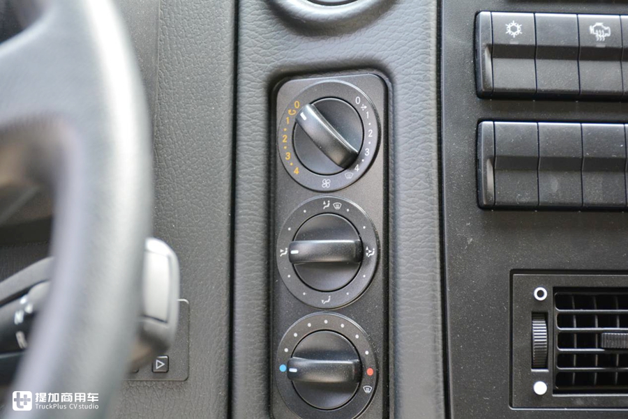 又一个男人的大玩具,乌尼莫克最新款底盘打造,阿莫迪罗攀爬者越野房车实拍 - 第14张 - 提加商用车网 又一个男人的大玩具,乌尼莫克最新款底盘打造,阿莫迪罗攀爬者越野房车实拍 - 第14张