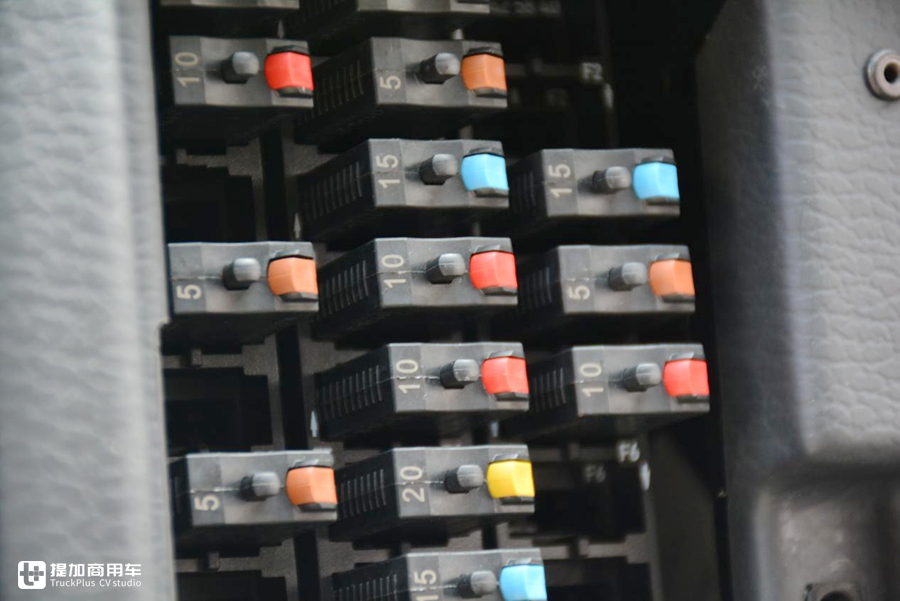 又一个男人的大玩具,乌尼莫克最新款底盘打造,阿莫迪罗攀爬者越野房车实拍 - 第16张 - 提加商用车网 又一个男人的大玩具,乌尼莫克最新款底盘打造,阿莫迪罗攀爬者越野房车实拍 - 第16张