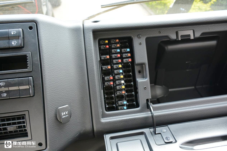 又一个男人的大玩具,乌尼莫克最新款底盘打造,阿莫迪罗攀爬者越野房车实拍 - 第17张 - 提加商用车网 又一个男人的大玩具,乌尼莫克最新款底盘打造,阿莫迪罗攀爬者越野房车实拍 - 第17张