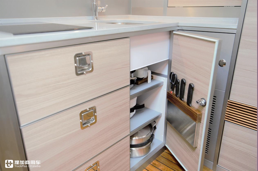 又一个男人的大玩具,乌尼莫克最新款底盘打造,阿莫迪罗攀爬者越野房车实拍 - 第39张 - 提加商用车网 又一个男人的大玩具,乌尼莫克最新款底盘打造,阿莫迪罗攀爬者越野房车实拍 - 第39张