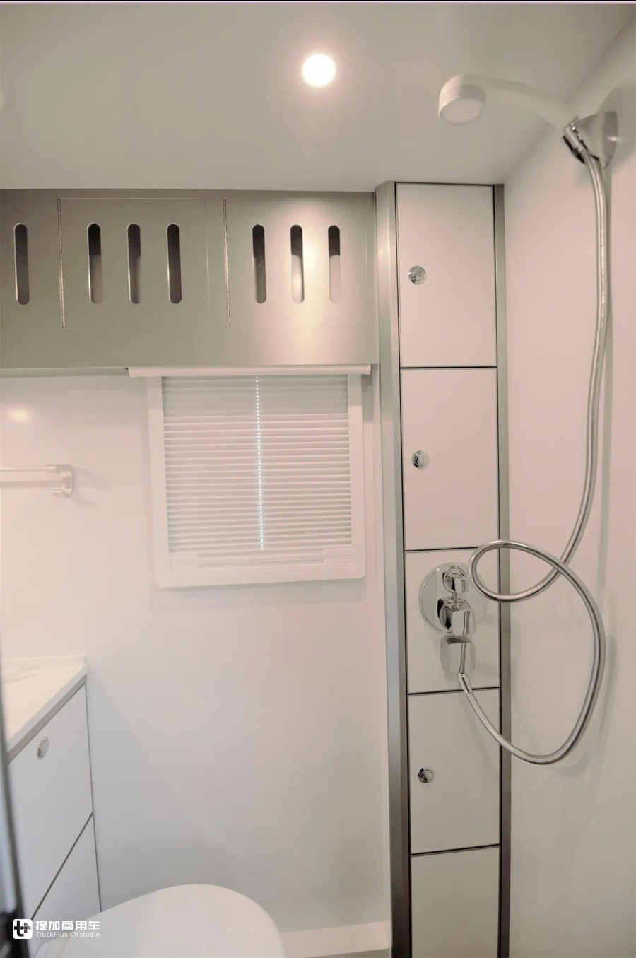 又一个男人的大玩具,乌尼莫克最新款底盘打造,阿莫迪罗攀爬者越野房车实拍 - 第42张 - 提加商用车网 又一个男人的大玩具,乌尼莫克最新款底盘打造,阿莫迪罗攀爬者越野房车实拍 - 第42张