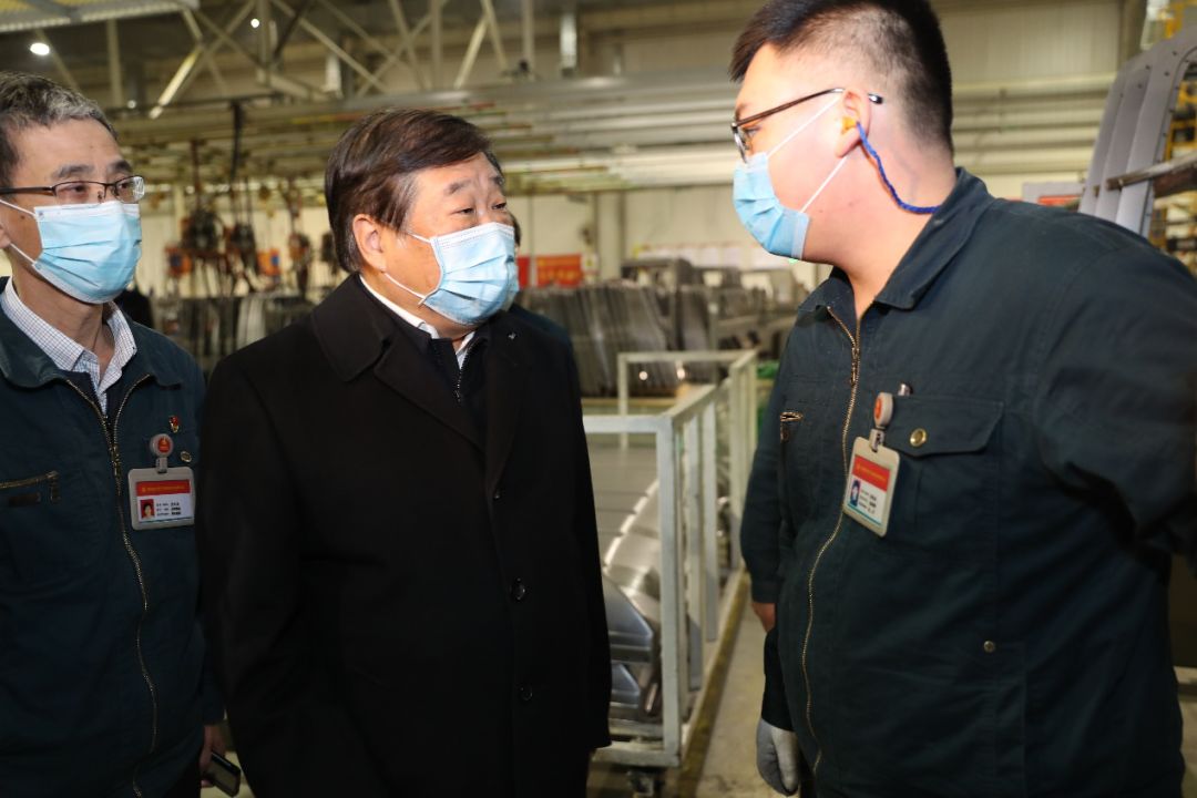 谭旭光深夜突击检查中国重汽加班生产领导干部带班执行情况 - 第2张 - 提加商用车网 谭旭光深夜突击检查中国重汽加班生产领导干部带班执行情况 - 第2张