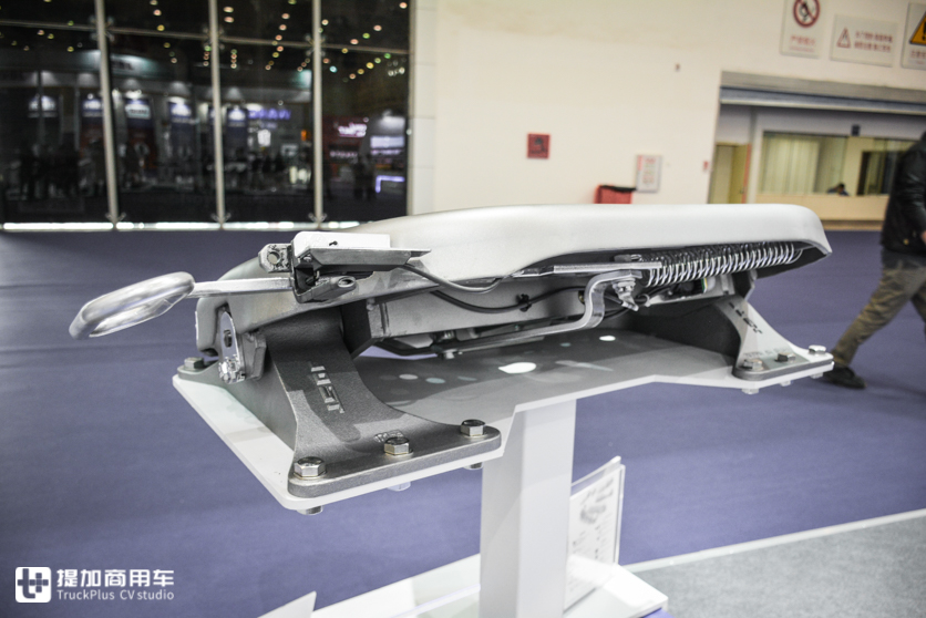 只是一块打铁板？别小瞧牵引车上的鞍座，它的配置比你想象的要多 - 第3张