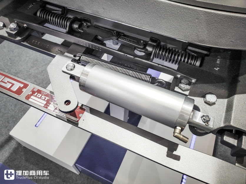 只是一块打铁板？别小瞧牵引车上的鞍座，它的配置比你想象的要多 - 第10张