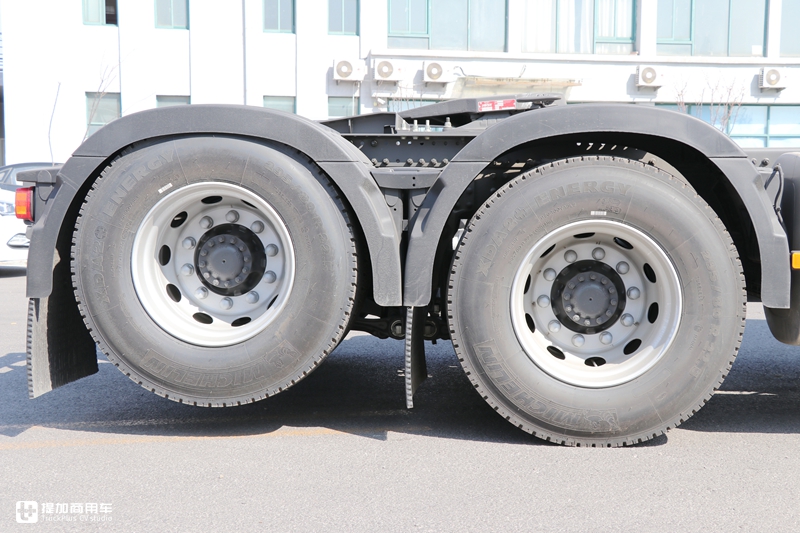 单轴和两轴驱动随时切换,还有电子手刹,沃尔沃FM6X4R牵引车实拍 - 第2张 - 提加商用车网 单轴和两轴驱动随时切换,还有电子手刹,沃尔沃FM6X4R牵引车实拍 - 第2张