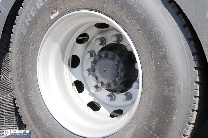 单轴和两轴驱动随时切换,还有电子手刹,沃尔沃FM6X4R牵引车实拍 - 第4张 - 提加商用车网 单轴和两轴驱动随时切换,还有电子手刹,沃尔沃FM6X4R牵引车实拍 - 第4张