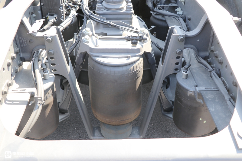 单轴和两轴驱动随时切换,还有电子手刹,沃尔沃FM6X4R牵引车实拍 - 第5张 - 提加商用车网 单轴和两轴驱动随时切换,还有电子手刹,沃尔沃FM6X4R牵引车实拍 - 第5张